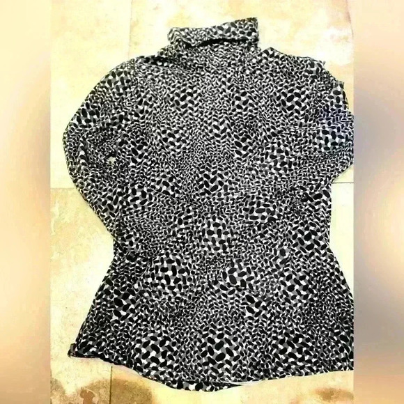 Who What Wear size Large turtleneck. Shades of gray snakeskin print. - Picture 1 of 3